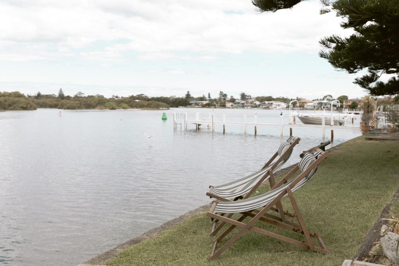 Black Swan Waterfront Motel (Adults Only) Swansea Exterior photo