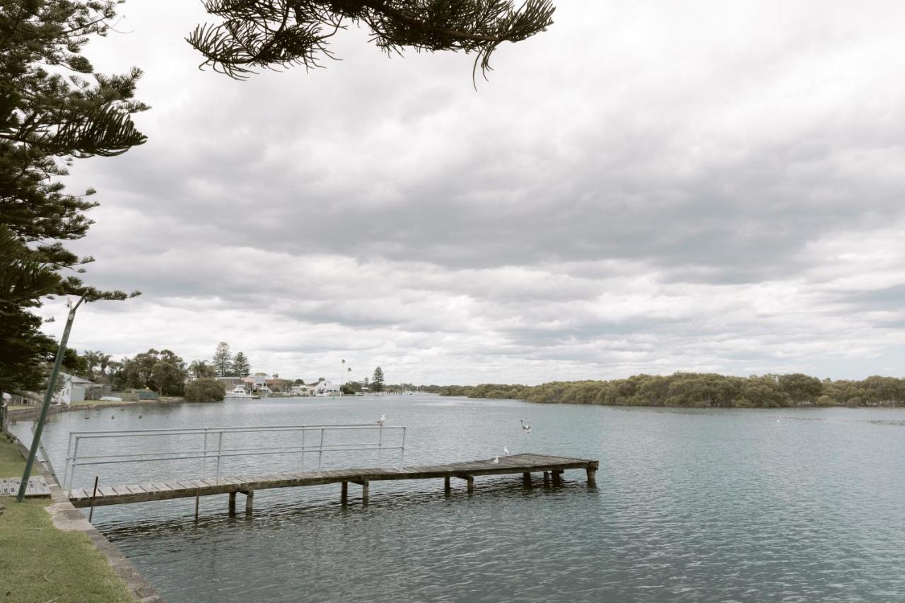 Black Swan Waterfront Motel (Adults Only) Swansea Exterior photo
