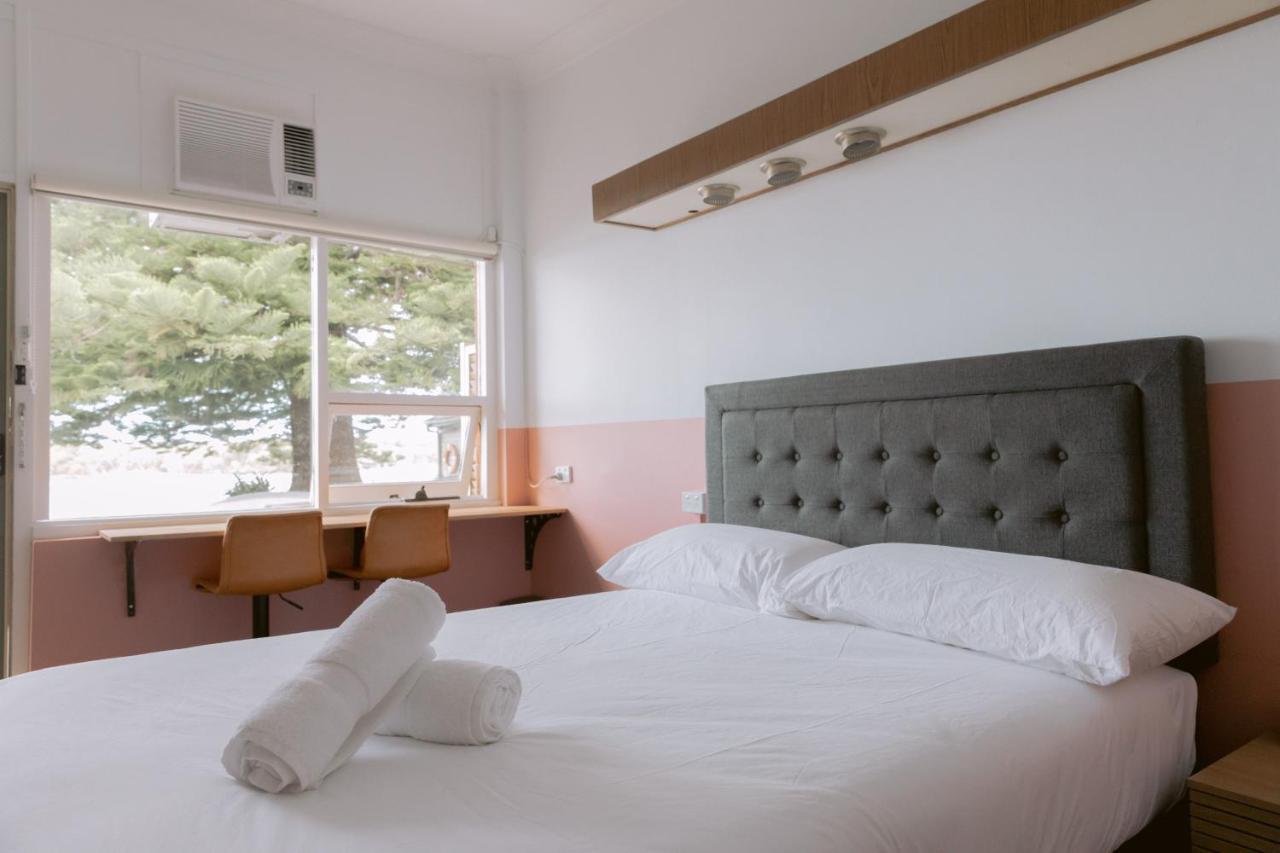 Black Swan Waterfront Motel (Adults Only) Swansea Exterior photo