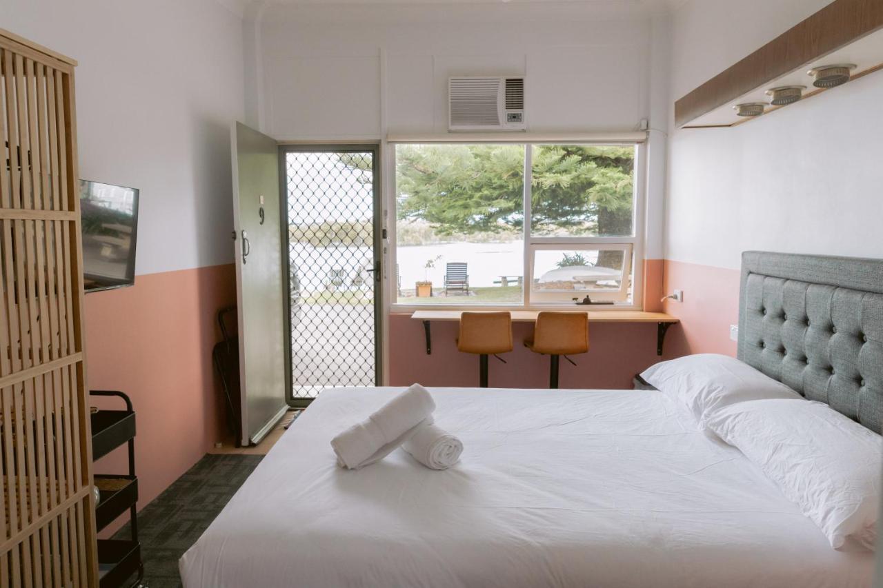 Black Swan Waterfront Motel (Adults Only) Swansea Exterior photo