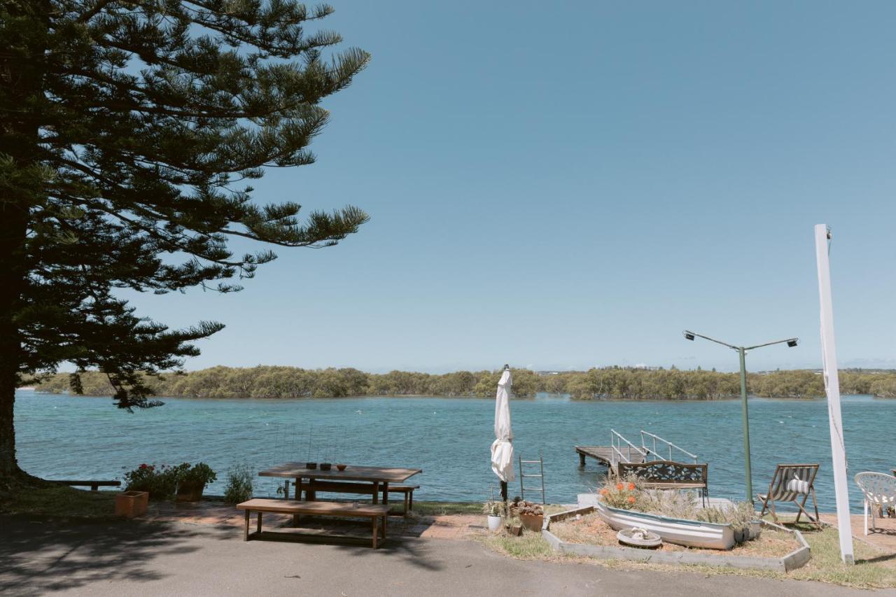 Black Swan Waterfront Motel (Adults Only) Swansea Exterior photo